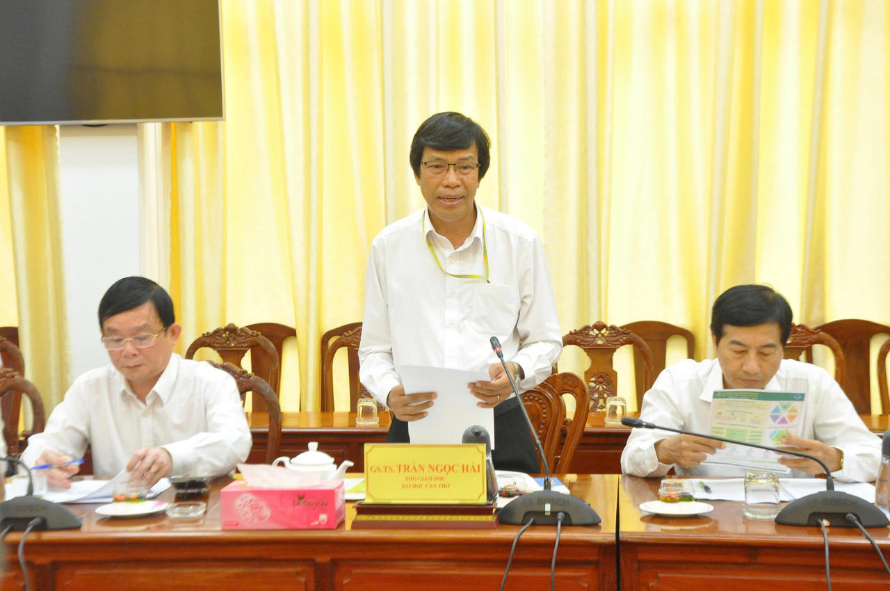 GS.TS Trần Ngọc Hải, Phó Giám đốc Đại học Cần Thơ, báo cáo kết quả triển khai Đề án Phát triển bền vững Đồng bằng sông Cửu Long tầm nhìn đến năm 2045 (SDMD 2045) và công tác chuẩn bị Diễn đàn năm 2026. (Ảnh: Hà Vy)