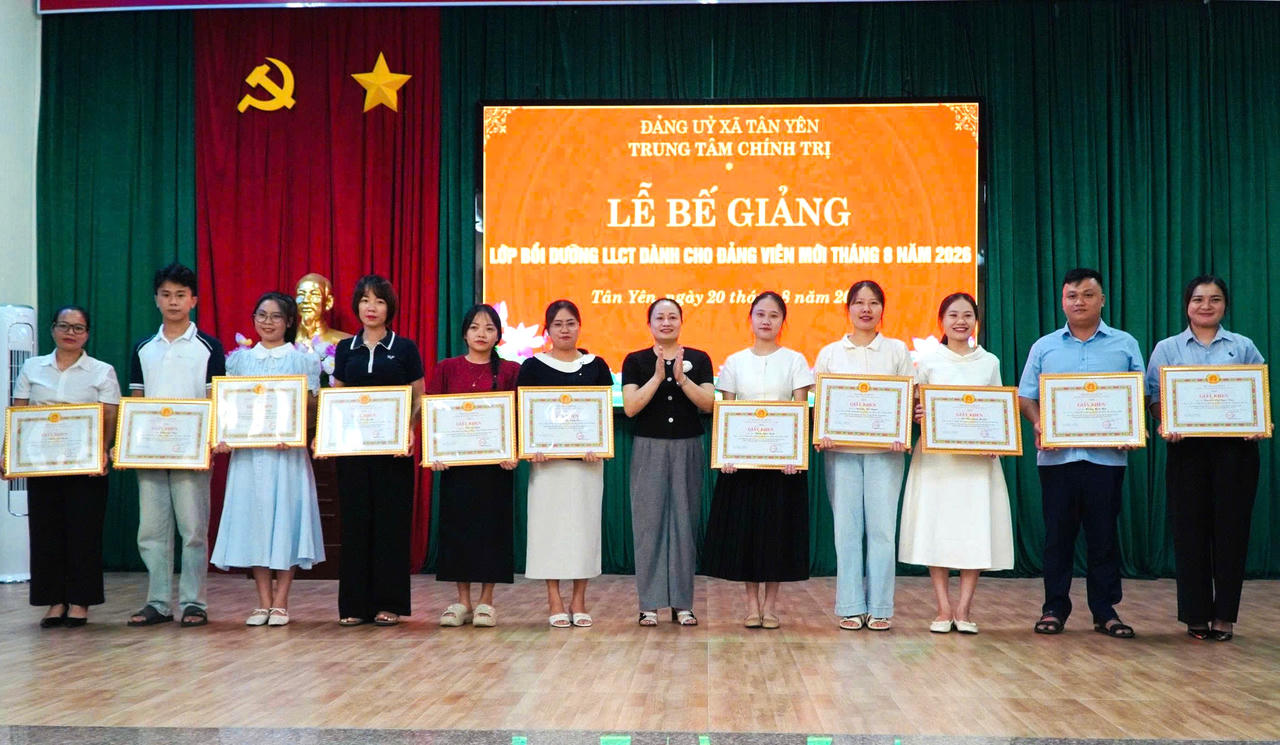 Trung tâm Chính trị xã Tân Yên tổ chức Lễ bế giảng lớp bồi dưỡng lý luận chính trị dành cho Đảng viên mới 