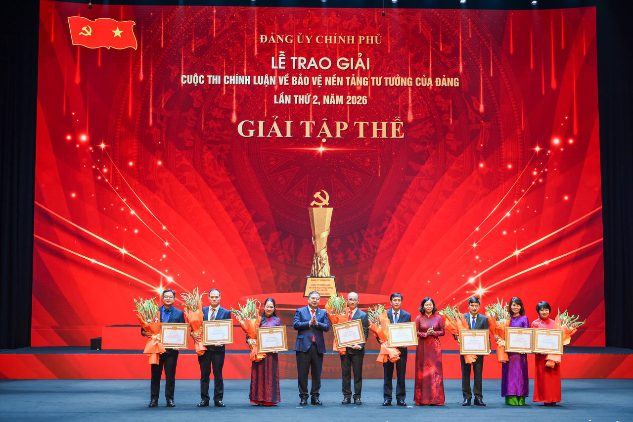Đồng chí Phạm Gia Túc - Ủy viên Bộ Chính trị, Phó Bí thư Thường trực Đảng ủy Chính phủ, Phó Thủ tướng Thường trực Chính phủ, Trưởng Ban Chỉ đạo 35 Đảng ủy Chính phủ trao Bằng khen của Đảng uỷ Chính phủ cho các tập thể có thành tích xuất sắc.