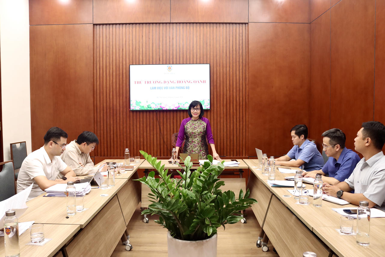 Thứ trưởng Đặng Hoàng Oanh phát biểu kết luận. 