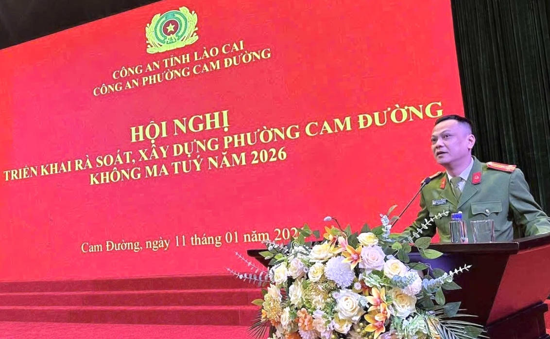 Thượng tá Nguyễn Thanh Phúc - Trưởng công an phường Cam Đường cụ thể hóa tinh thần “dân vận khéo” bằng những hành động gần gũi, thiết thực. (Ảnh: Thúy Hà)