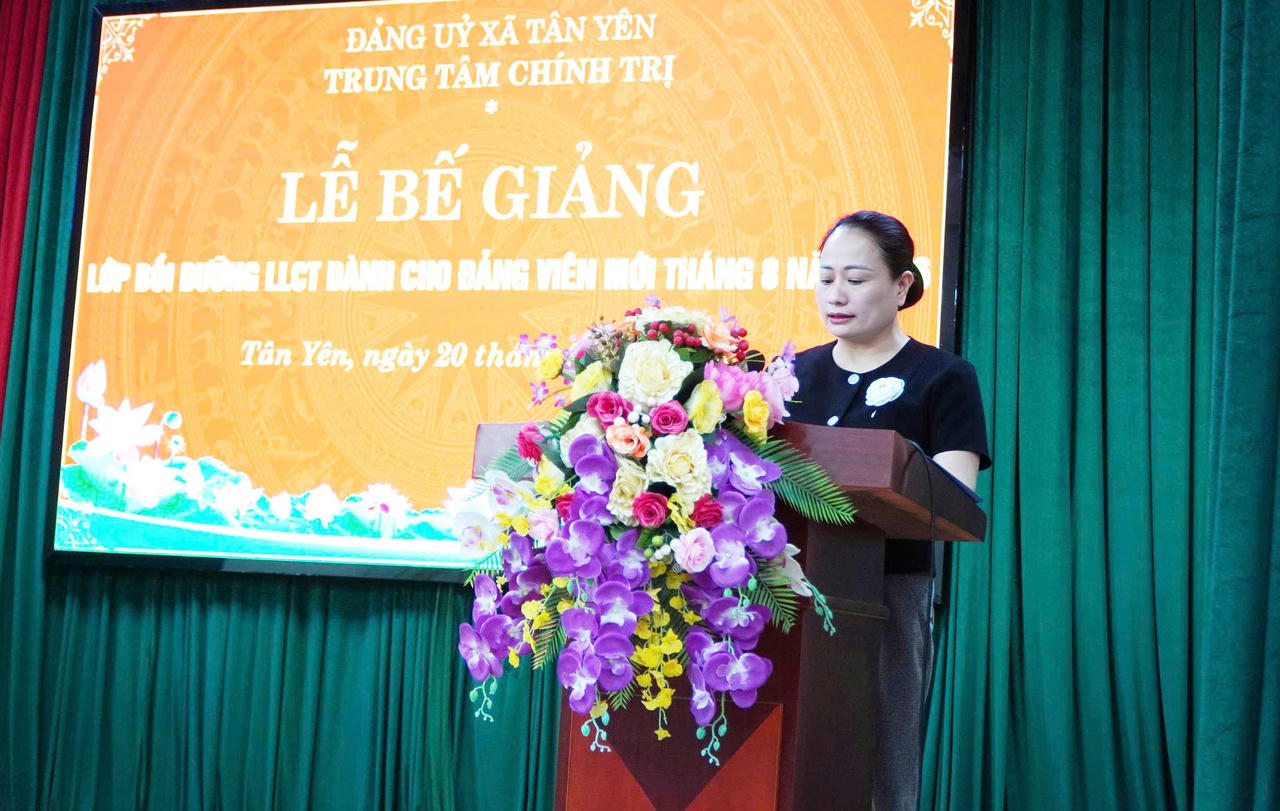 Đồng chí Đỗ Thị Kim Oanh - Giám đốc Trung tâm Chính trị xã Tân Yên phát biểu.
