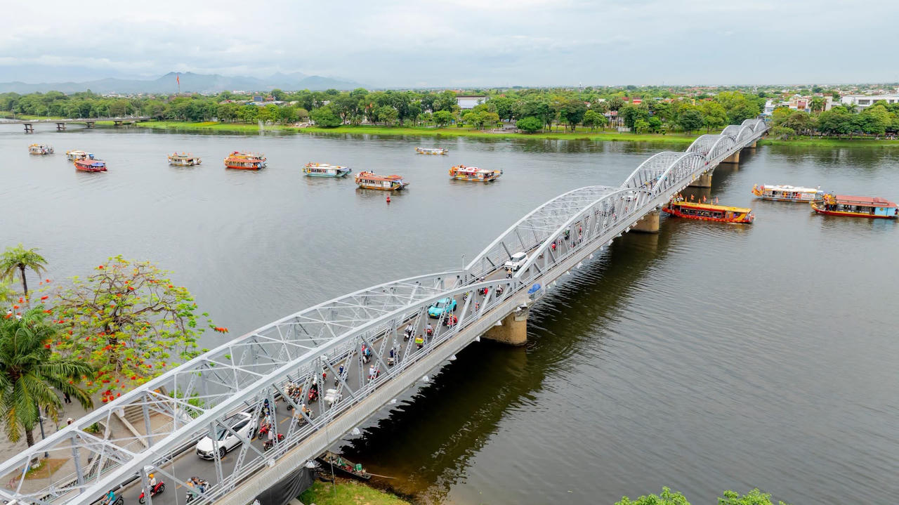 Đoàn thuyền cung nghinh Thánh Mẫu di chuyển trên sông Hương, đi qua nhiều danh thắng nổi tiếng của Huế. (Ảnh: UBND TP Huế)