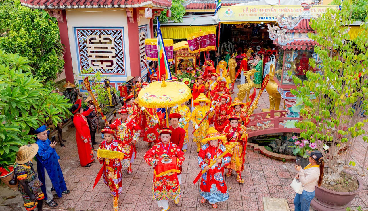 Thanh đồng, đạo hữu cùng tham gia Lễ hội điện Huệ Nam. (Ảnh: UBND TP Huế)