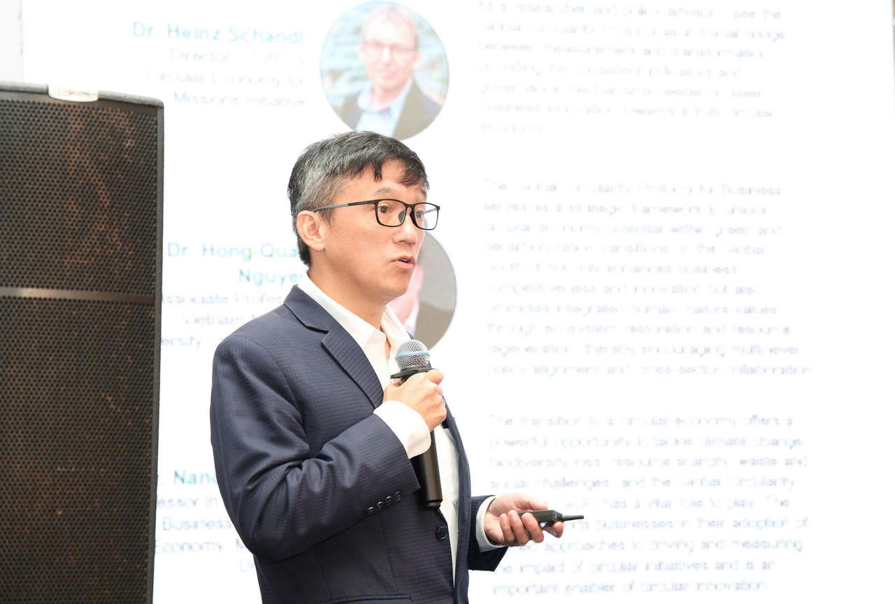PGS.TS. Nguyễn Hồng Quân, Giám đốc Viện Nghiên cứu Phát triển Kinh tế Tuần hoàn (ICED), Đại học Quốc gia TP.HCM, chia sẻ tại hội thảo. (Ảnh: MST)