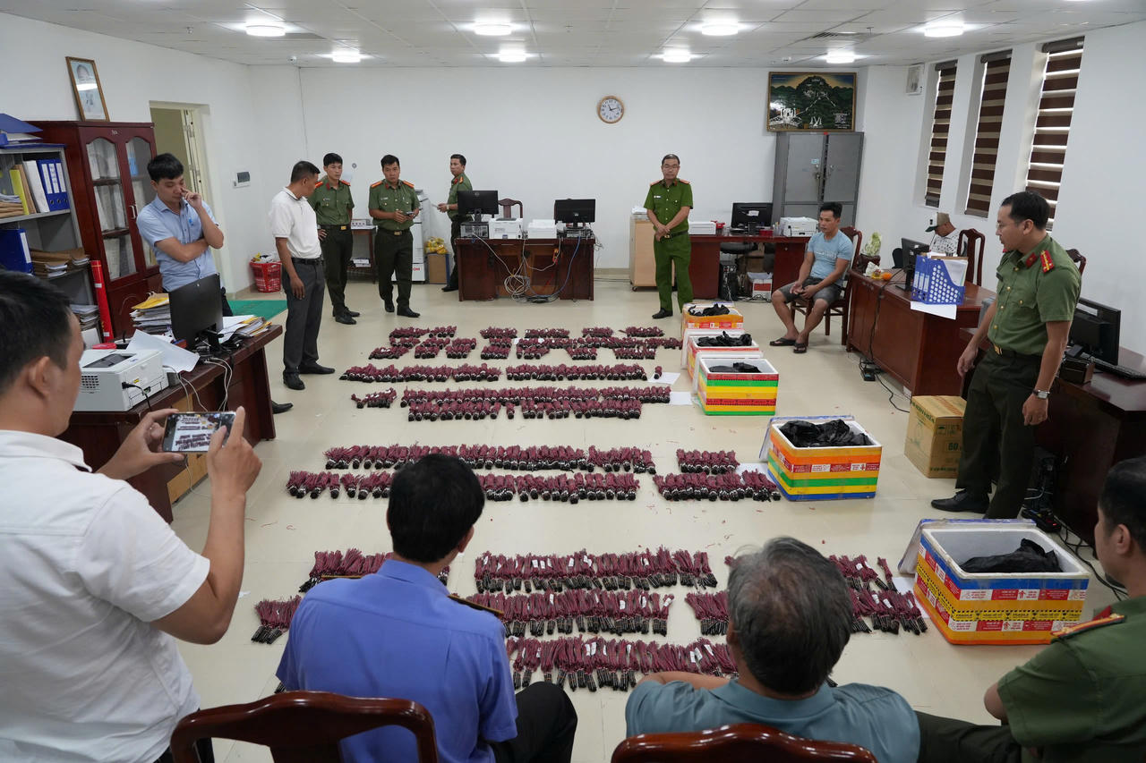 Thứ trưởng Bộ Công an khen Công an TP Huế về chiến công triệt phá đường dây vận chuyển, mua bán vật liệu nổ