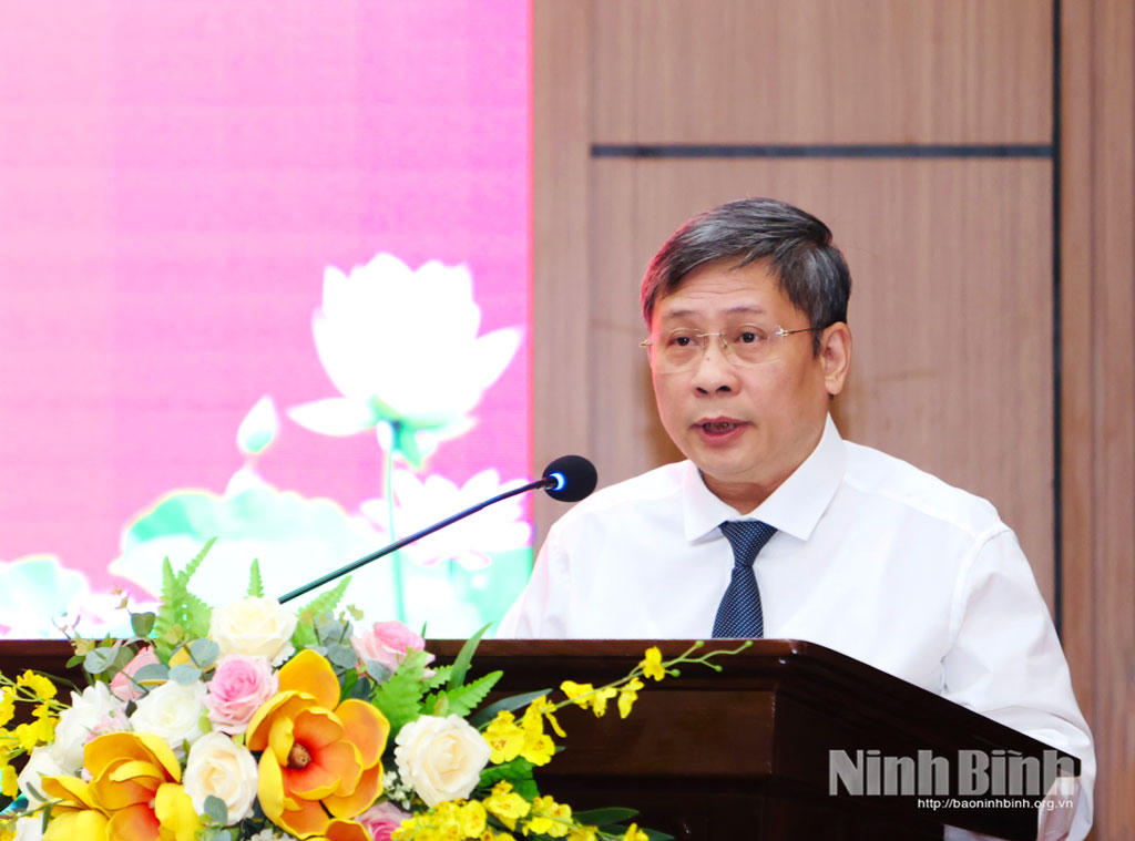 Ông Phạm Minh Tuấn, Tỉnh ủy viên, Phó Trưởng Ban Tổ chức Tỉnh ủy công bố Quyết định đổi tên Trường Chính trị tỉnh Ninh Bình thành Trường Chính trị Trường Chinh, tỉnh Ninh Bình.Ảnh Đức Lam