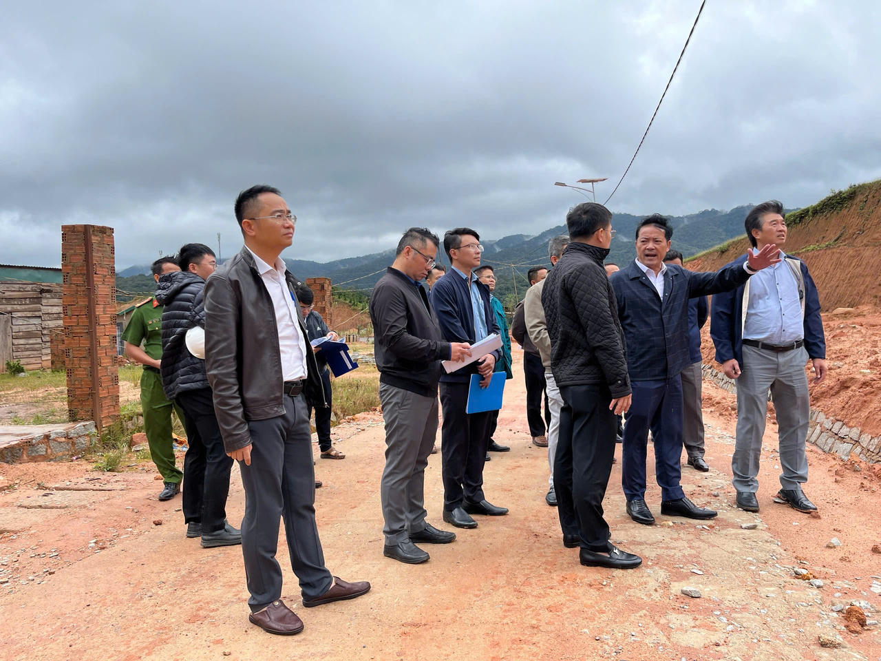 Phó Chủ tịch Thường trực Lâm Đồng Lê Trọng Yên (thứ 2 từ phải sang) chỉ đạo các đơn vị bảo đảm an toàn tuyệt đối cho người dân. (Ảnh: A.Tuấn)