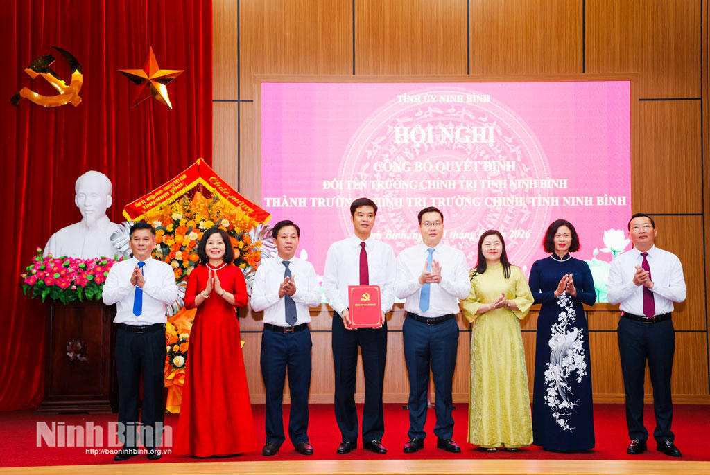 Ông Trần Đăng Quỳnh, Ủy viên dự khuyết Trung ương Đảng, Phó Bí thư Thường trực Tỉnh ủy trao Quyết định cho nhà trường.Ảnh Đức Lam