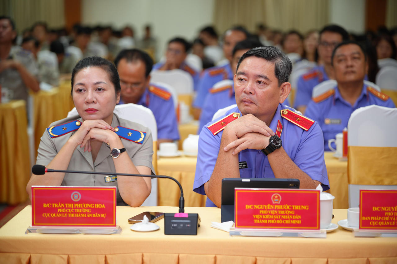 Đ/c Trần Thị Phương Hoa, Phó Cục trưởng Cục Quản lý THADS (bên trái) và Đồng chí Nguyễn Phước Trung, Phó Viện trưởng Viện kiểm sát nhân dân TP.CHM (Bên phải) tham dự tại điểm cầu THADS Thành phố