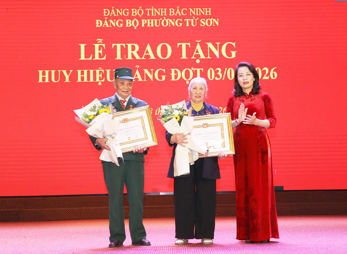 Đảng bộ tỉnh Bắc Ninh có 9.593 đảng viên được tặng, truy tặng Huy hiệu Đảng