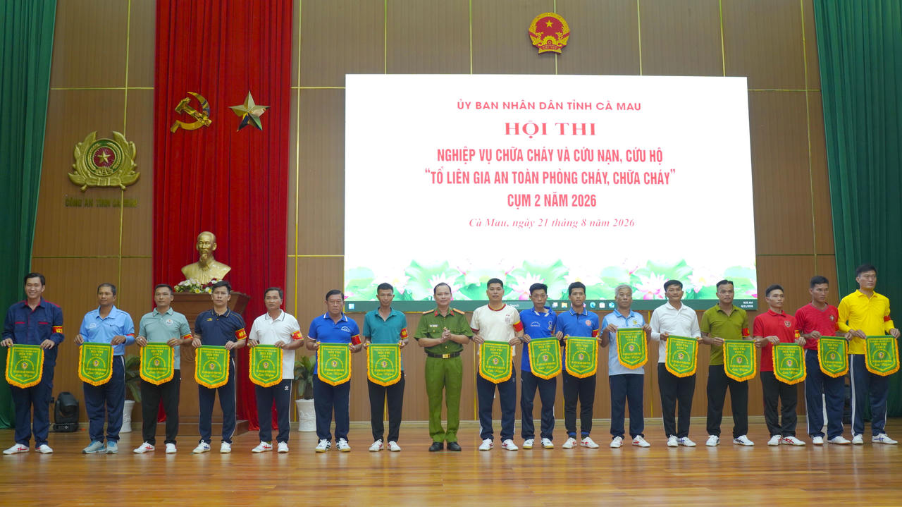 Đại tá Trần Văn Thi trao cờ lưu niệm cho các đội thi (Ảnh: Hữu Đệ).