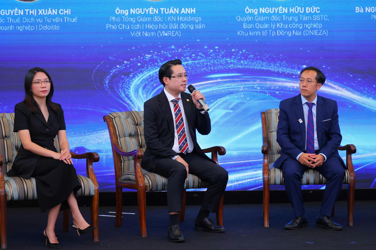 Phó Tổng Giám đốc KN Holdings, đại diện KNIC tại tọa đàm chia sẻ về dự án KNIC đã được trang bị sẵn sàng để chuyển lợi thế của Đồng Nai thành cơ hội đầu tư thực tế. Ảnh: KNIC