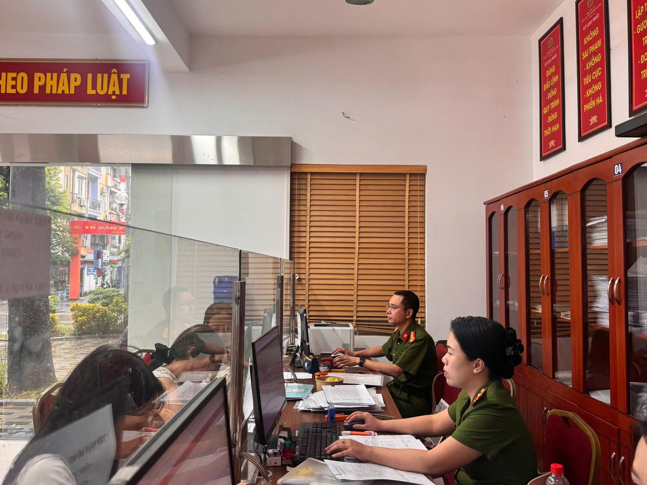 Cán bộ, chiến sĩ Công an phường Tây Hồ giải quyết thủ tục hành chính cho người dân. 