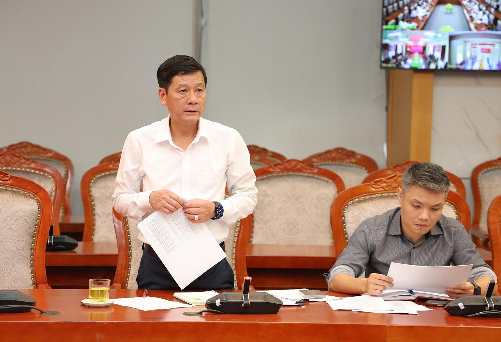 Lãnh đạo Sở Tài chính tỉnh Sơn La báo cáo về tình hình giải ngân vốn đầu tư công tại cuộc họp (Ảnh: QĐ).