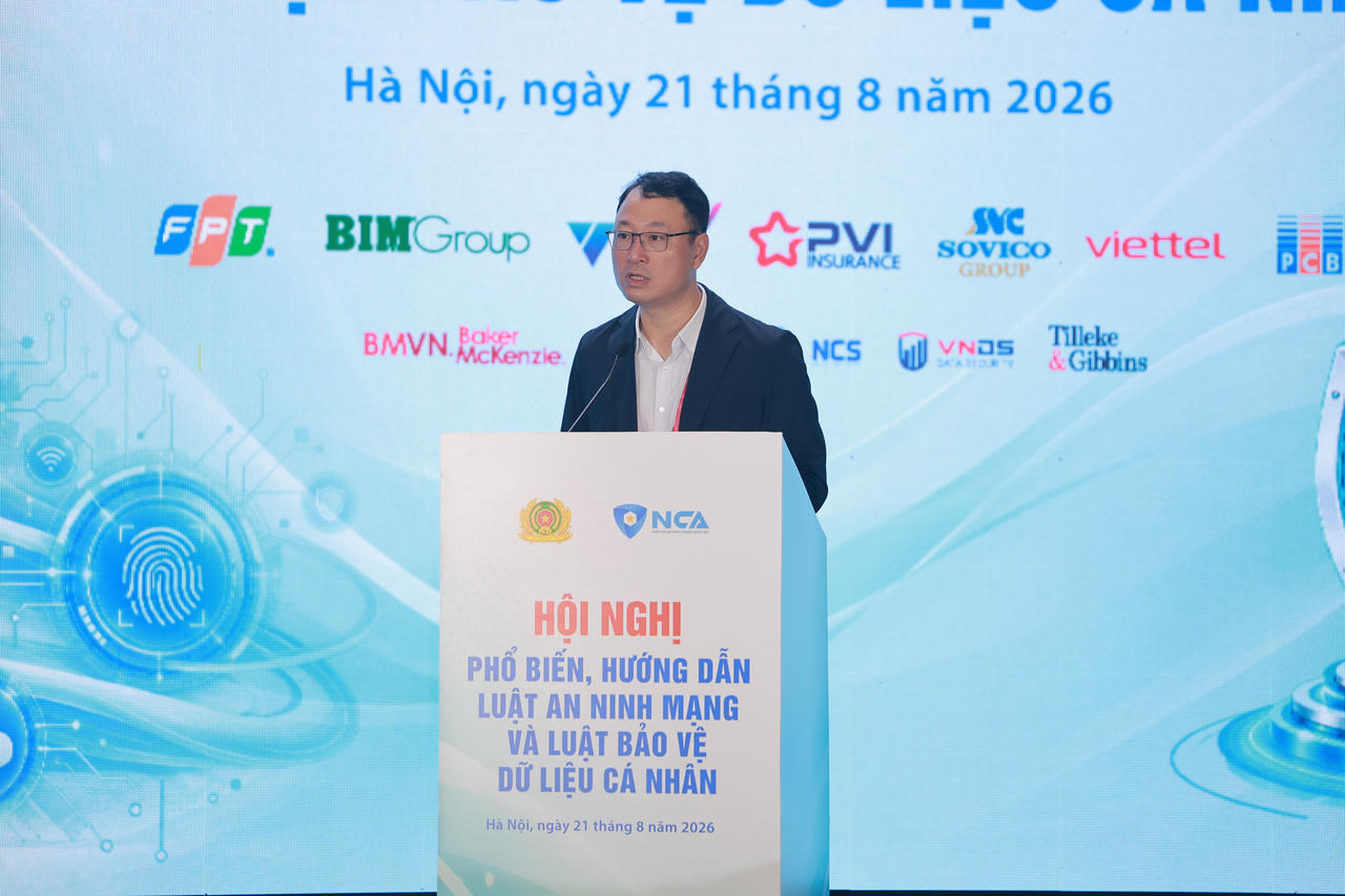 Thượng tá Triệu Mạnh Tùng, Phó Cục trưởng Cục An ninh mạng và phòng chống tội phạm sử dụng công nghệ cao báo cáo về những điểm mới của Luật An ninh mạng năm 2025. (Ảnh: NCA)