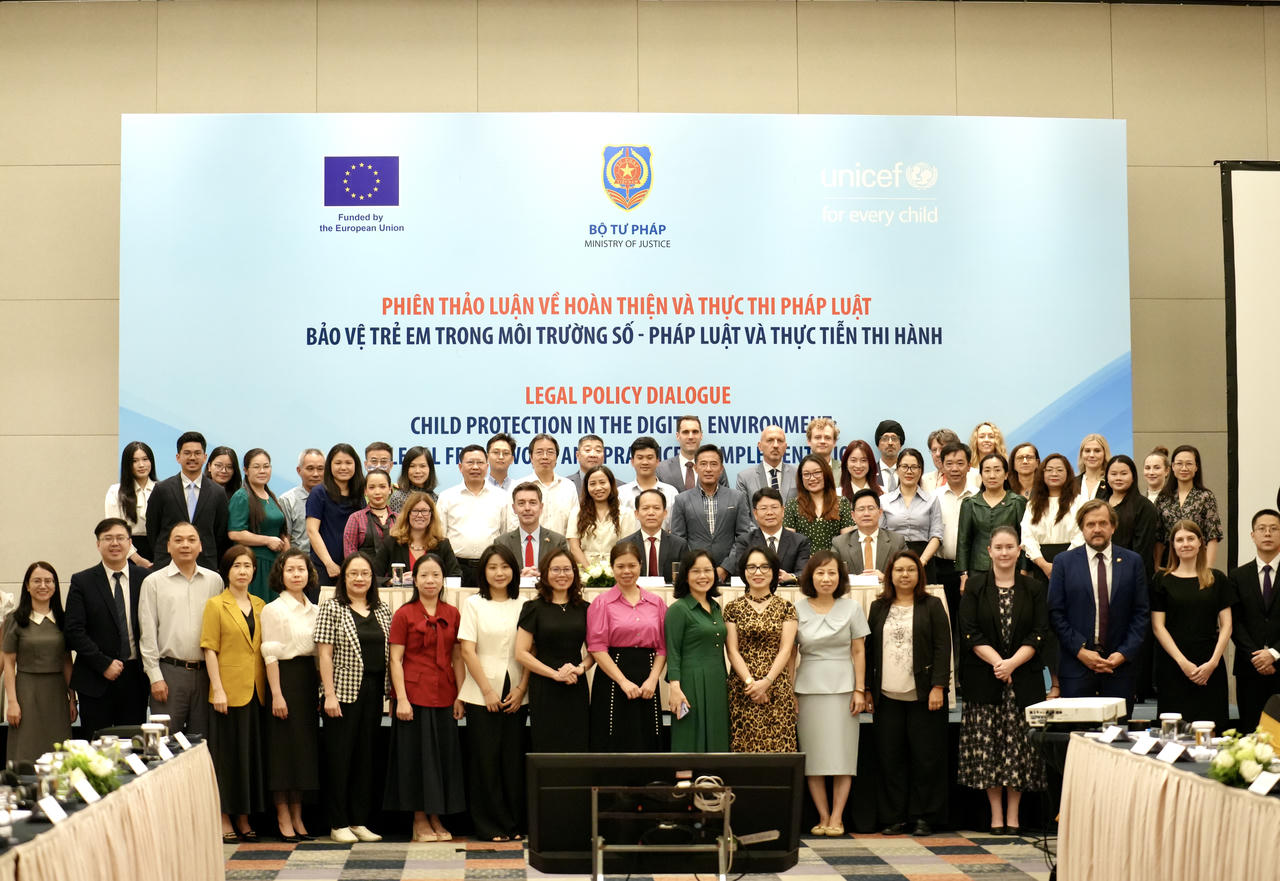 Các đại biểu chụp ảnh lưu niệm.