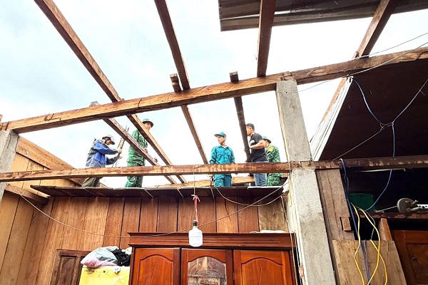 Mưa lớn kèm dông lốc làm tốc mái 4 nhà dân ở khu vực biên giới Quảng Trị