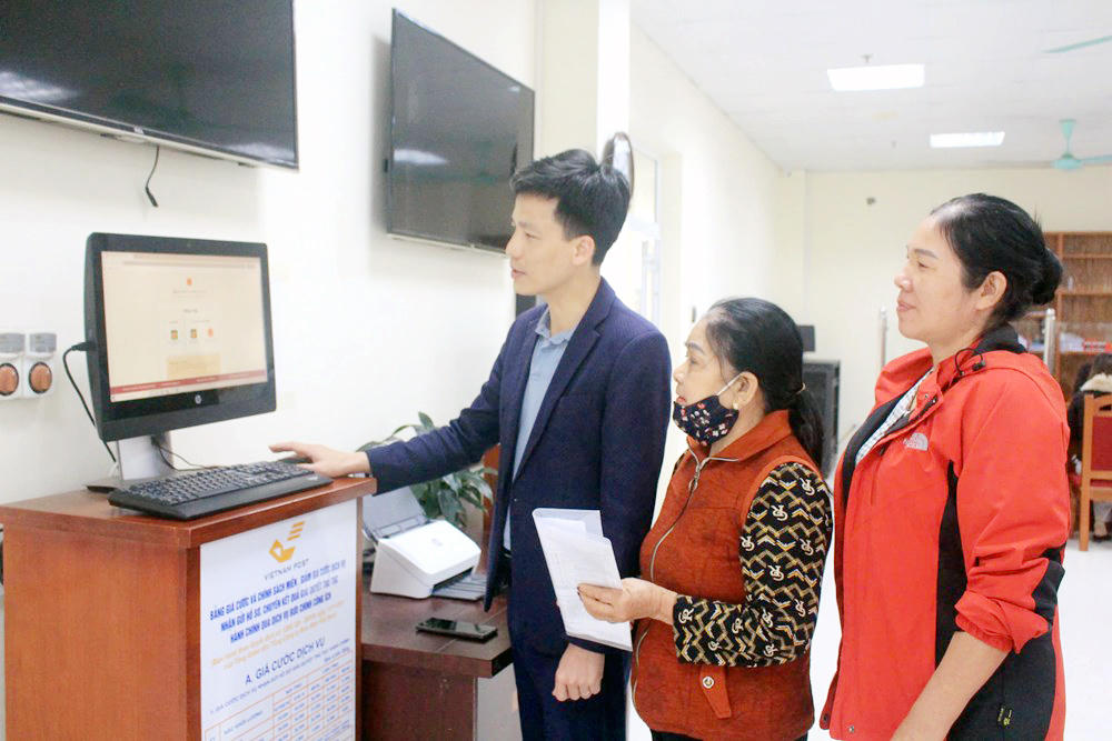 Cán bộ Trung tâm Phục vụ Hành chính công phường tận tình hướng dẫn người dân.( ảnh: Phúc Minh)