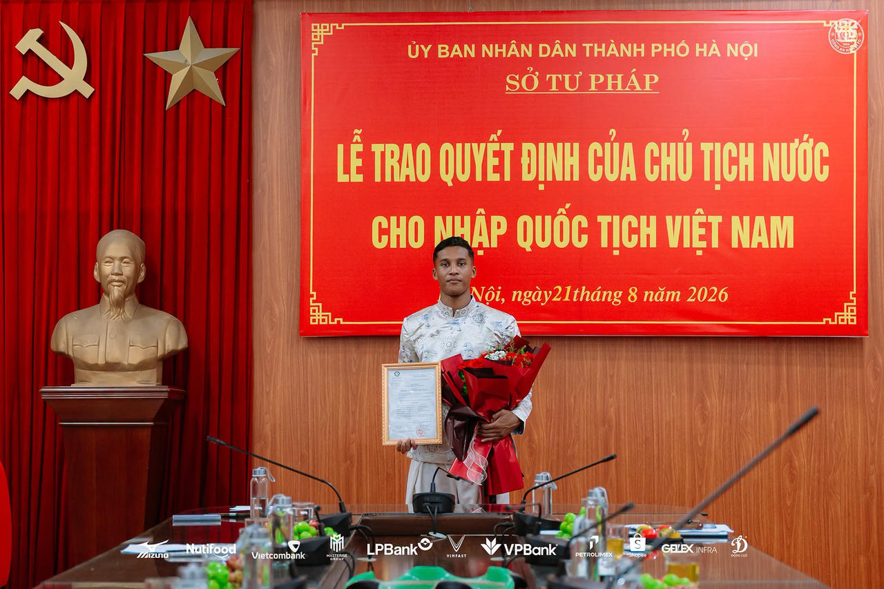 Trung vệ Nguyễn Adou Leygley Minh chính thức nhận quốc tịch Việt Nam 