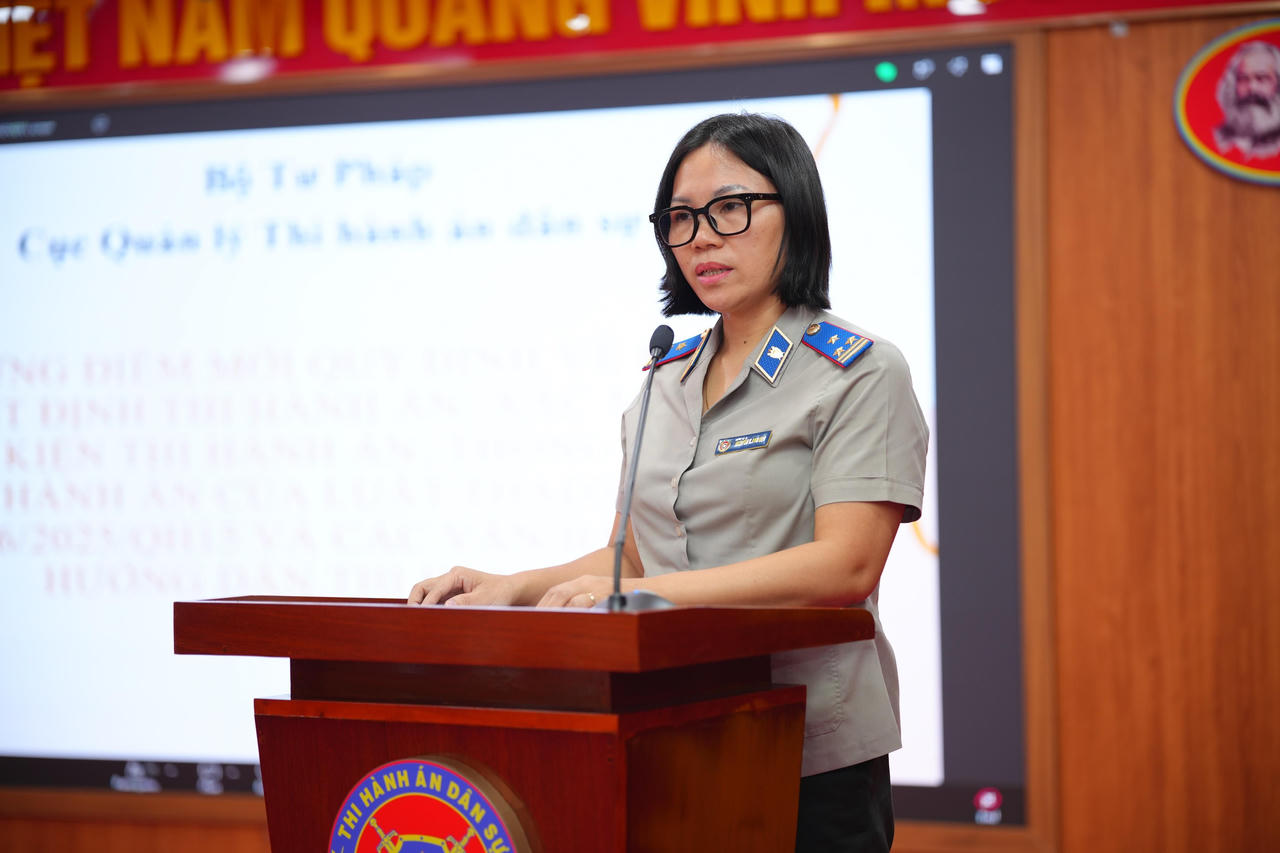 Đồng chí Nguyễn Thị Kim Quy, Phó trưởng ban, Ban Pháp chế & Nghiệp vụ thi hành án Cục QLTHADS&nbsp; - Báo cáo viên
