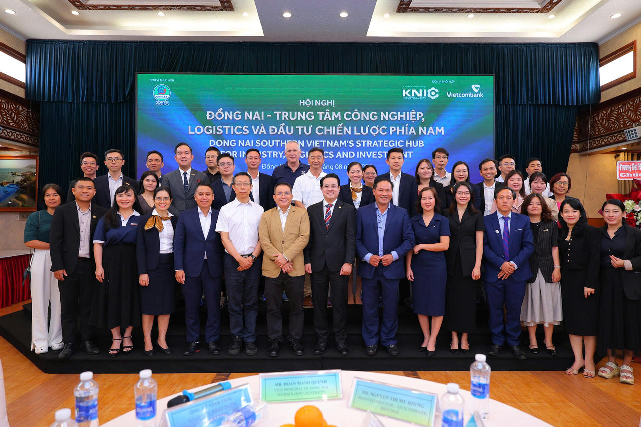 Đại biểu, khách mời cùng chụp ảnh lưu niệm. Ảnh: KNIC