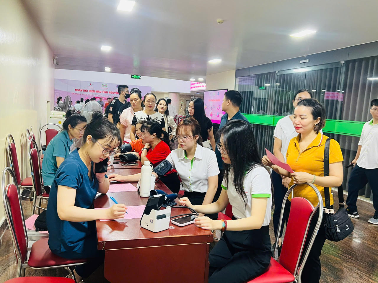 Đông đảo cán bộ, công nhân viên, đoàn viên và người lao động tham gia Ngày hội hiến máu tại Nhựa Tiền Phong. (ảnh Thuỳ Linh)