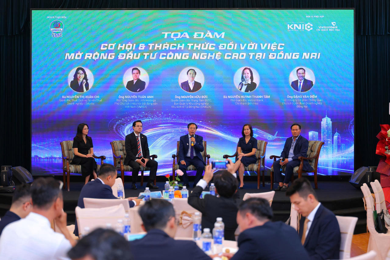 Các chuyên gia tham gia Phiên tọa đàm chia sẻ những góc nhìn về cơ hội và thách thức đối với việc mở rộng đầu tư công nghệ cao tại TP. Đồng Nai. Ảnh: KNIC