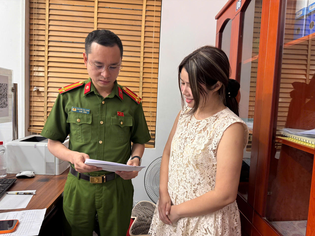 Trung tá Nguyễn Văn Toàn - Công an phường Tây Hồ hướng dẫn công dân khai báo thủ tục hành chính.