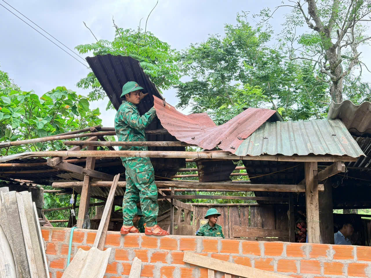 Mưa lớn kèm dông lốc làm tốc mái 4 nhà dân ở khu vực biên giới Quảng Trị