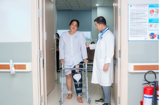 Người phụ nữ vui mừng vì có thể tự đứng dậy và đi lại ít ngày sau tai nạn nghiêm trọng. (Ảnh: BVCC)