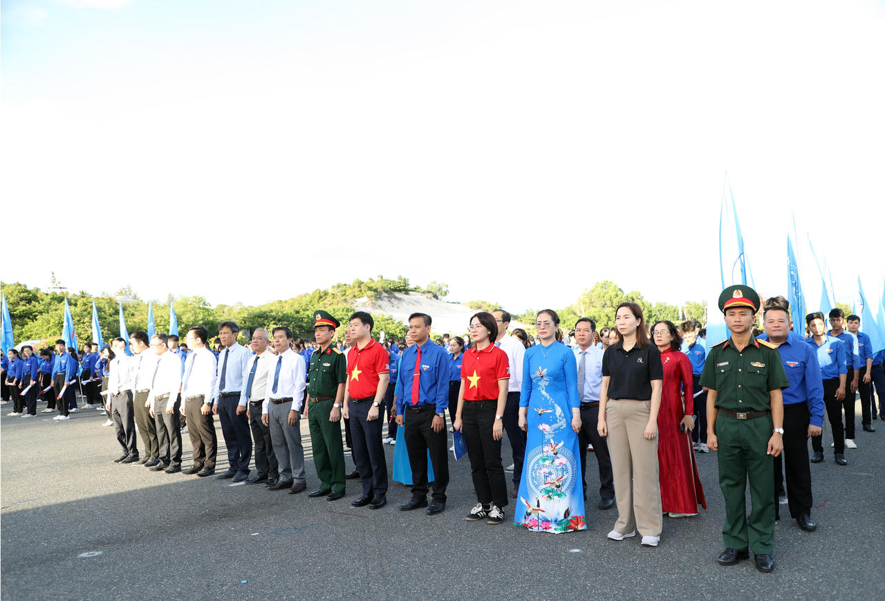 Lễ chào cờ được tổ chức trang nghiêm với các nghi thức chào cờ, hát Quốc ca và Hội ca tại Khu tưởng niệm chiến sĩ Gạc Ma. (Ảnh: Đăng Hải)