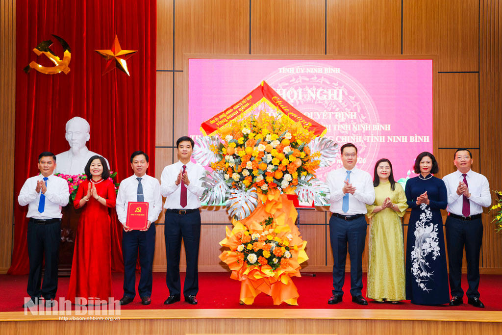 Công bố quyết định đổi tên Trường Chính trị tỉnh Ninh Bình thành Trường Chính trị Trường Chinh