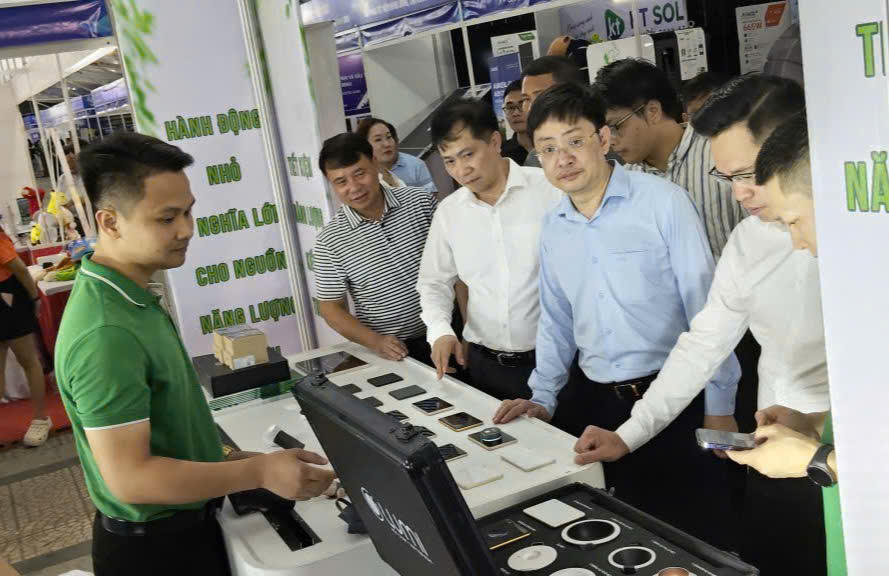 Các đại biểu tham quan hội chợ triển lãm sản phẩm tiết kiệm năng lượng, chuyển đổi xanh năm 2026 