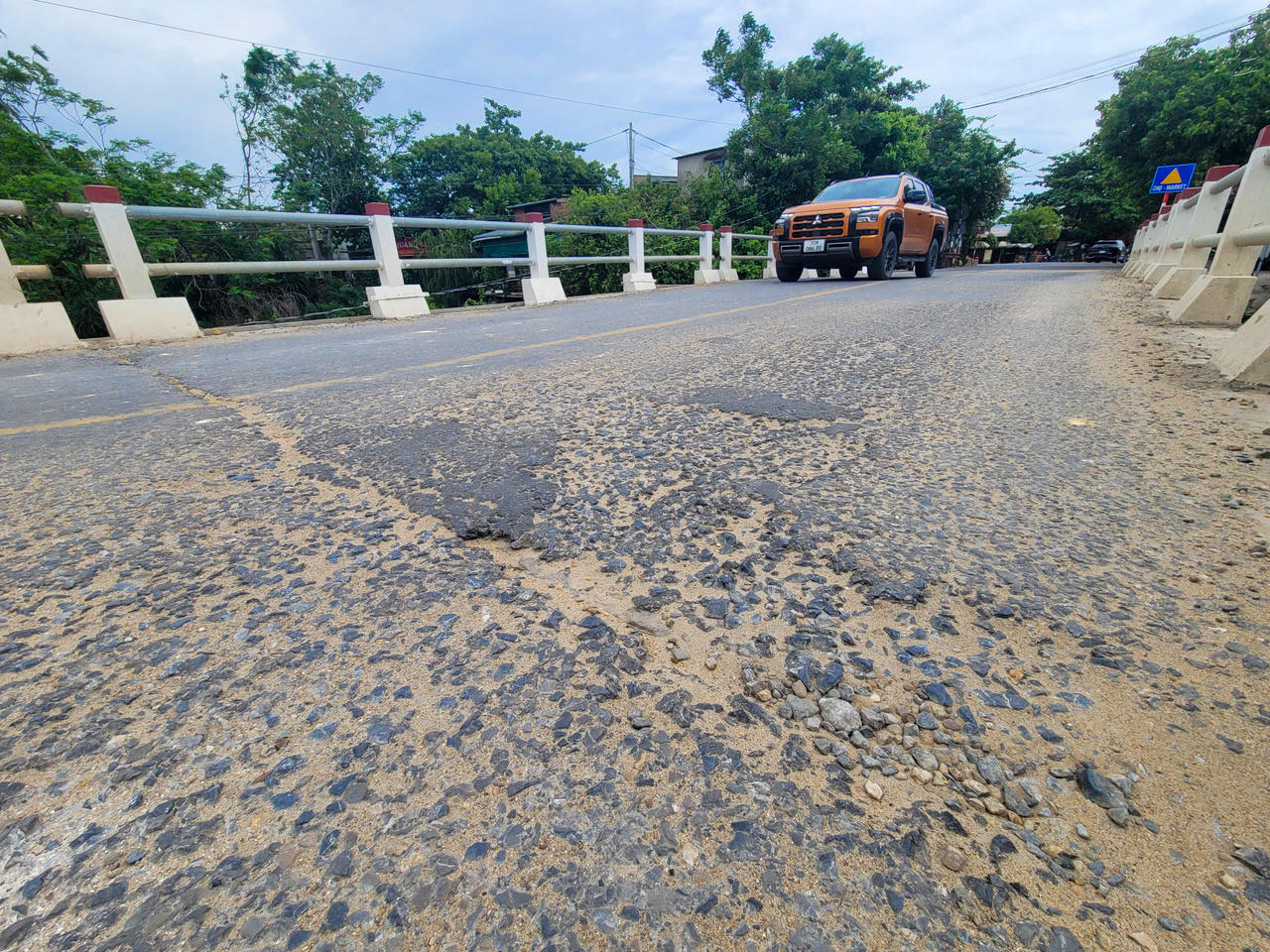Tại cầu Bồ Bản, khu vực nhịp 2 và nhịp 3 có tình trạng sụt lún, mặt đường xuất hiện nhiều đoạn trũng xuống. 