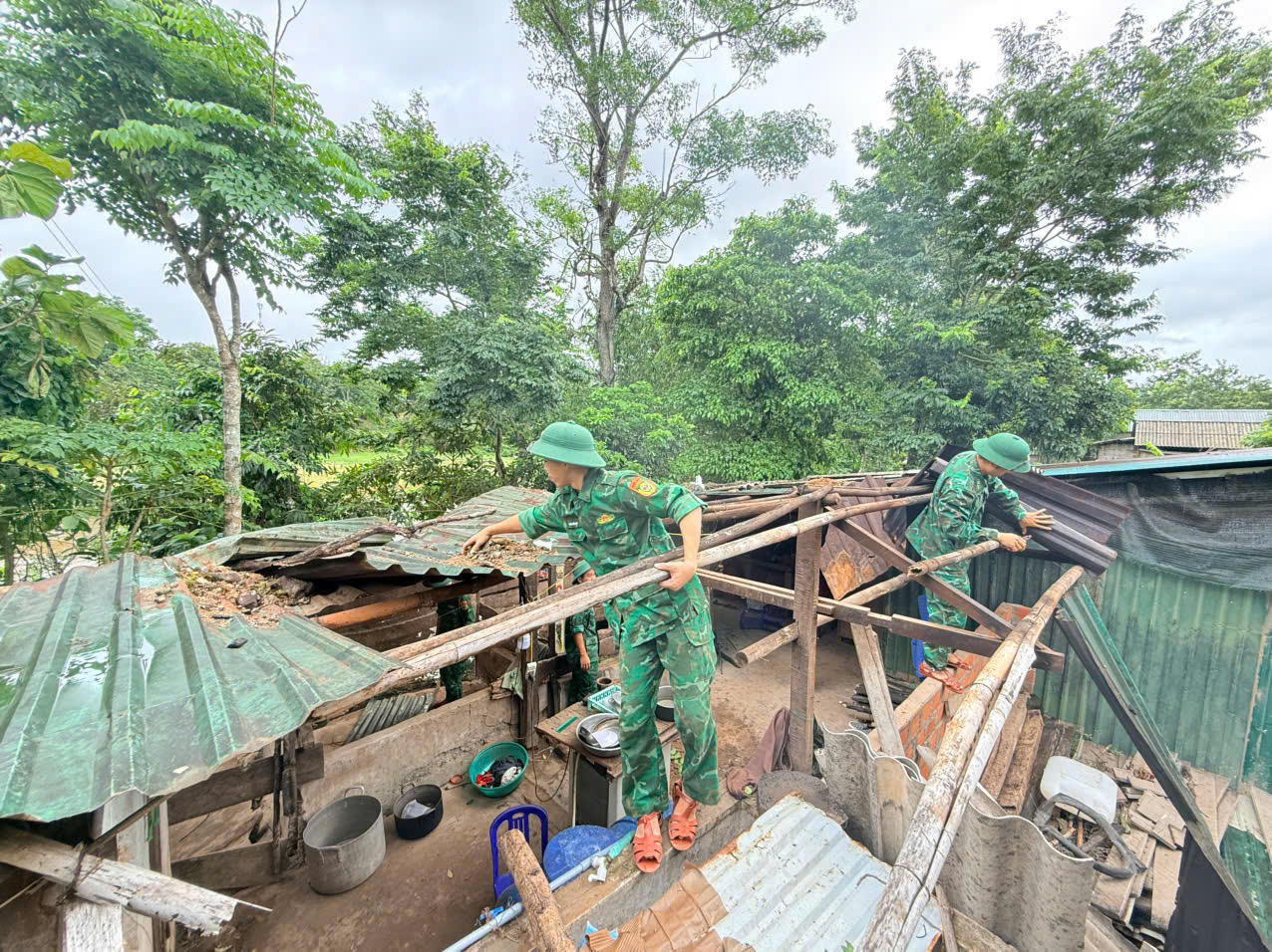 Mưa lớn kèm dông lốc làm tốc mái 4 nhà dân ở khu vực biên giới Quảng Trị