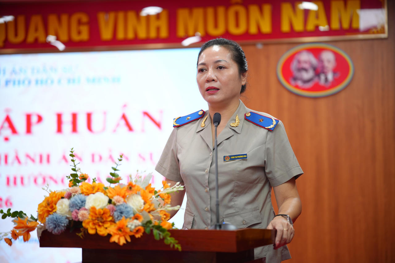 Đồng chí Trần Thị Phương Hoa, Phó Cục trưởng Cục quản lý Thi hành án dân sự - Bộ Tư pháp phát biểu khai mạc lớp tập huấn