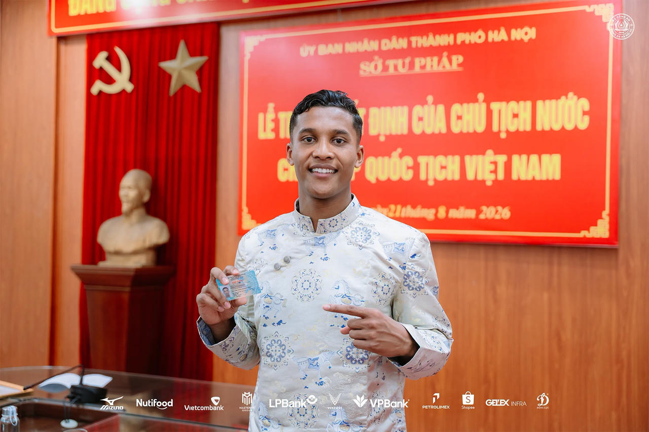 Niềm vui của Nguyễn Adou Leygley Minh khi nhận căn cước công dân Việt Nam (Ảnh CAHN)