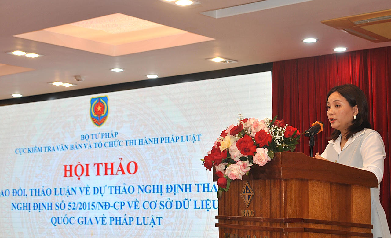Cán bộ Cục Kiểm tra văn bản và Tổ chức thi hành pháp luật trình bày dự thảo Nghị định về Cơ sở dữ liệu quốc gia về pháp luật. Ảnh: PV