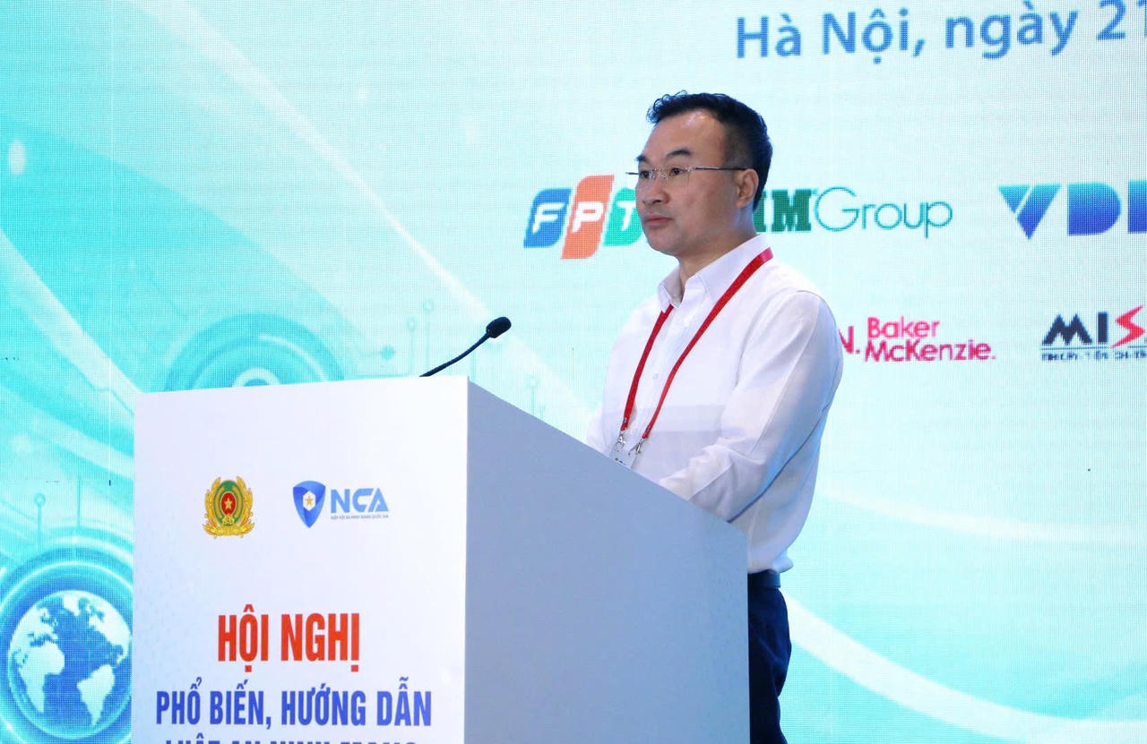 Trung tá Lê Anh Tuấn - Phó Trưởng phòng 5 - Cục An ninh mạng và phòng, chống tội phạm sử dụng công nghệ cao, Bộ Công an trình bày chuyên đề Lừa đảo trực tuyến. (Ảnh: NCA)