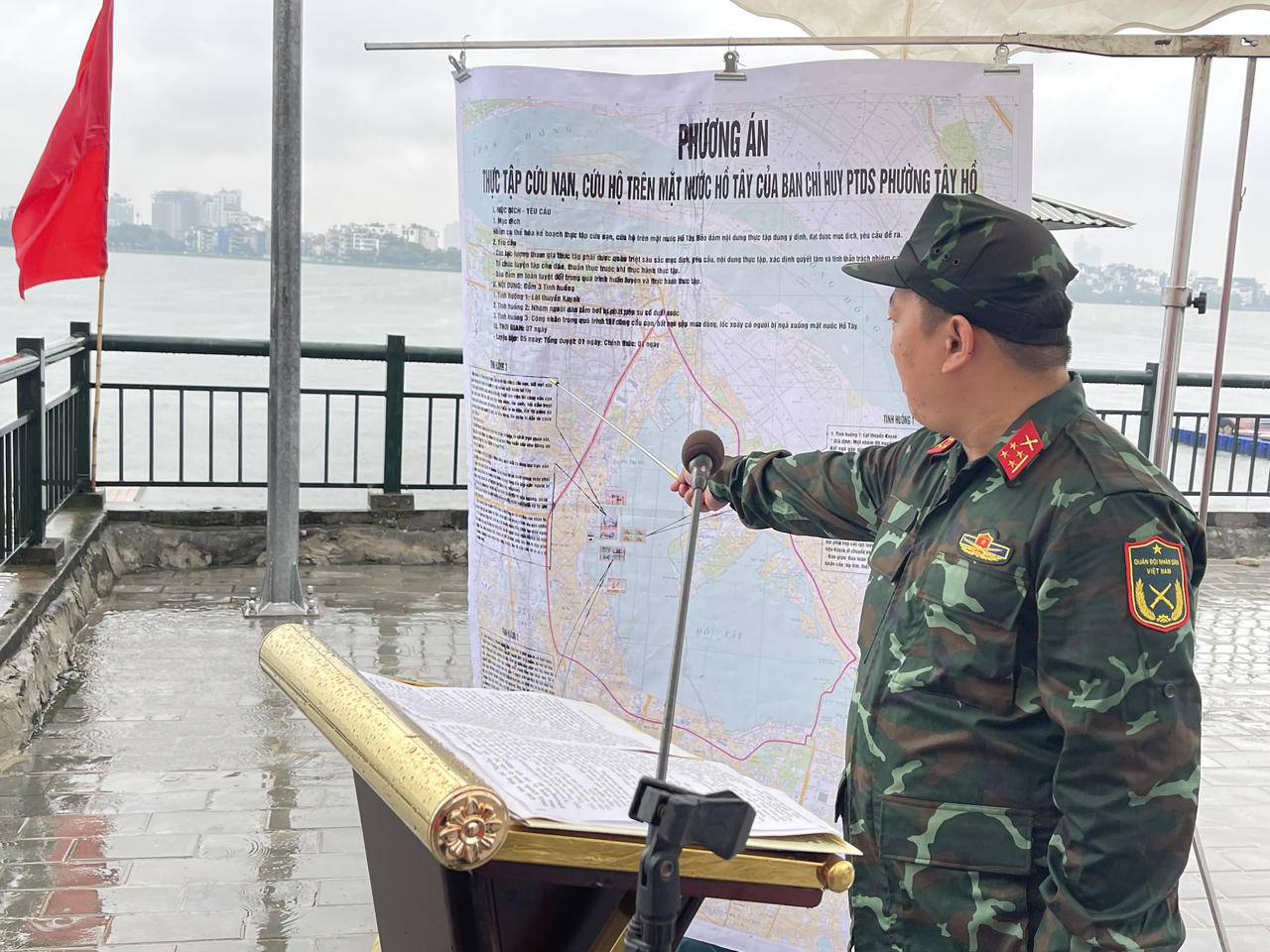 Đại uý Vương Chí Chung - Phó Chỉ huy trưởng Ban CHQS phường Tây Hồ báo cáo phương án thực tập cứu nạn, cứu hộ trên mặt nước Hồ Tây.
