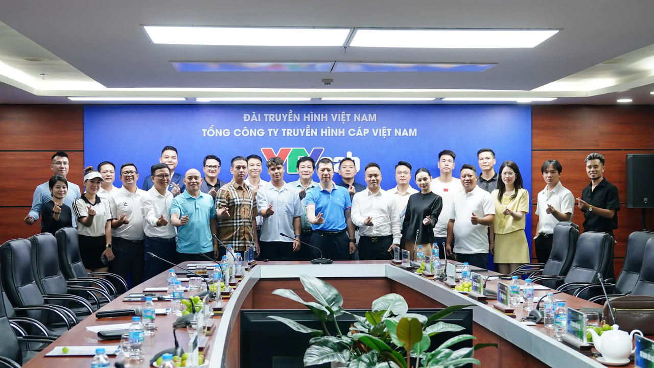 Ban Tổ chức chụp ảnh lưu niệm cùng các đơn vị đối tác, vận động viên tham gia giải đấu.