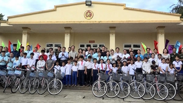 Gần 100 triệu đồng tiếp sức đến trường cho học sinh khó khăn ở Quảng Trị