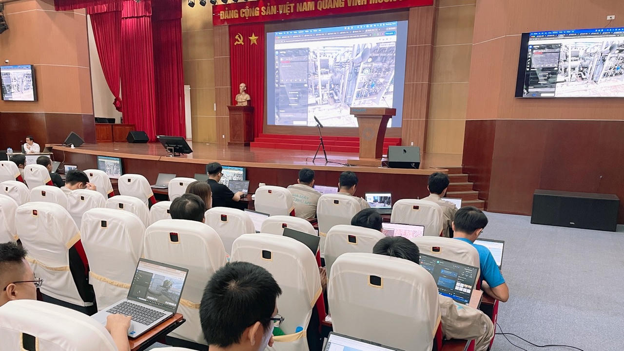 Đội ngũ PVFCCo thực hành khai thác không gian nhà máy số, tra cứu thông tin tài sản và làm quen với các chức năng của hệ thống Digital Twin trong buổi đào tạo.
