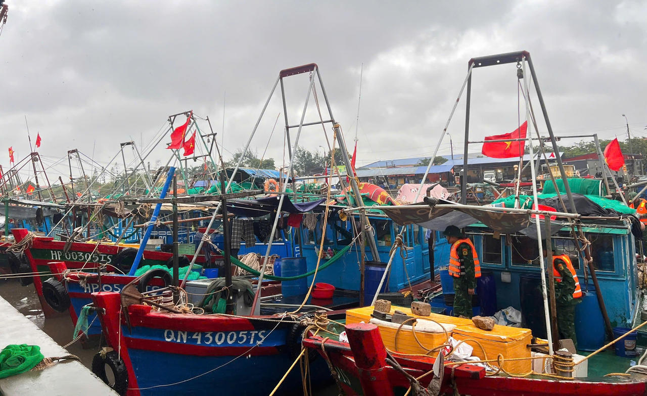 Các phương tiện neo đậu an toàn tại bến trước diễn biến của bão số 4. (ảnh Nguyễn Khánh)