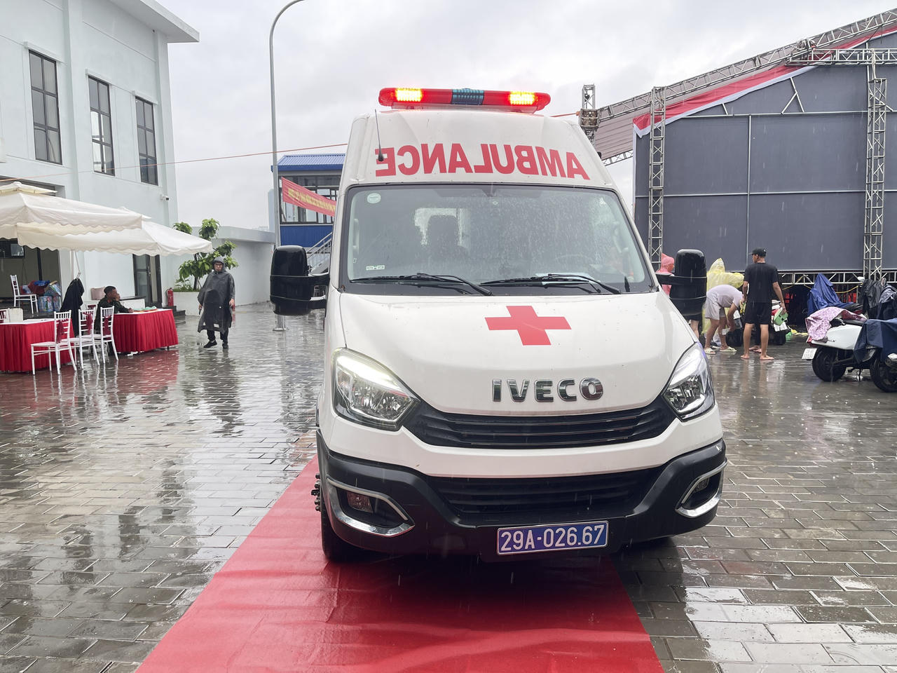 Triển khai phương tiện cứu nạn, cứu hộ xử lý tình huống sẵn sàng đưa người bị thương về bệnh viện điều trị.