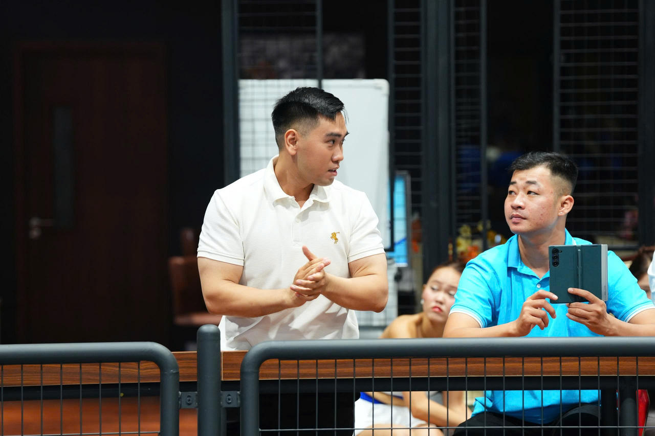 Đại diện Công ty Chan Long Fitness cổ vũ các vận động viên thi đấu 