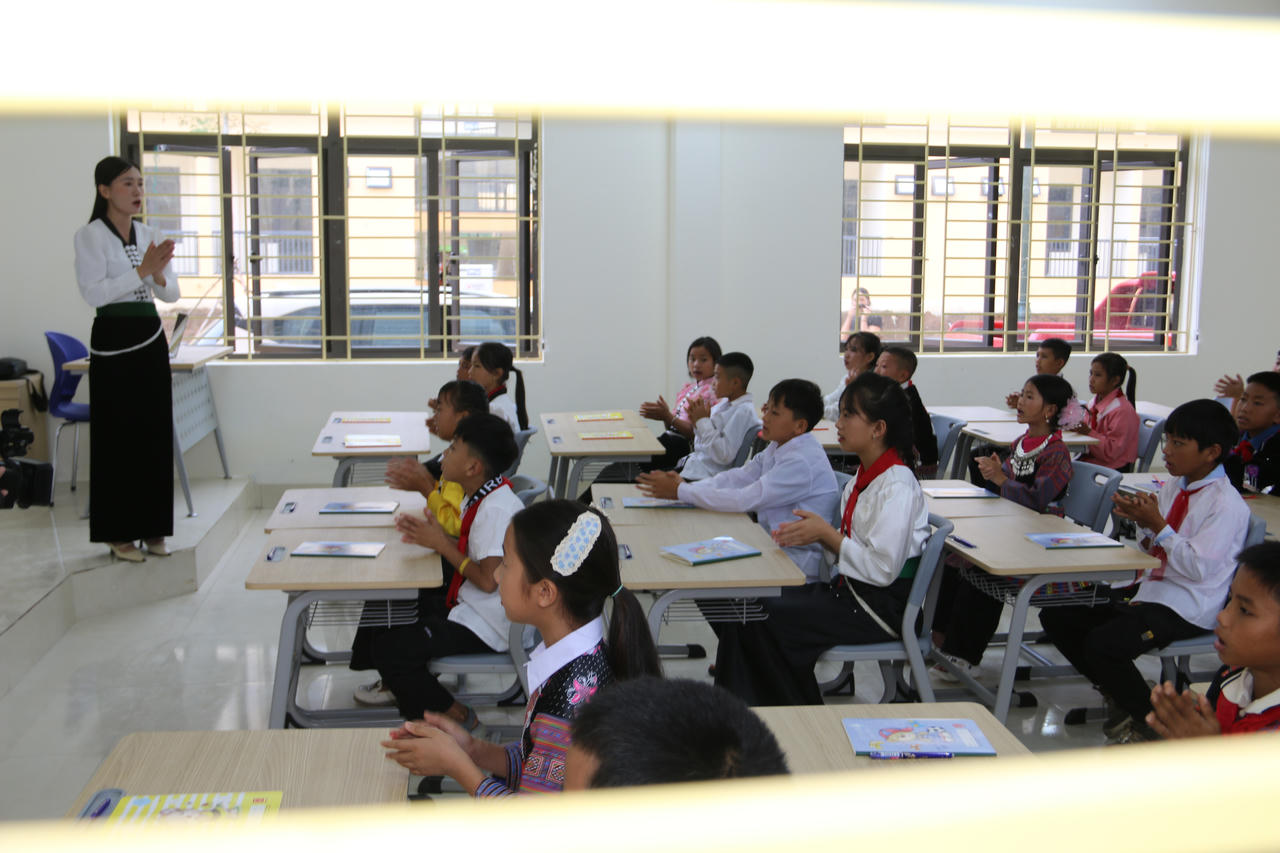 Niềm vui của thầy cô giáo và học sinh trong ngôi trường mới (Ảnh: QĐ).