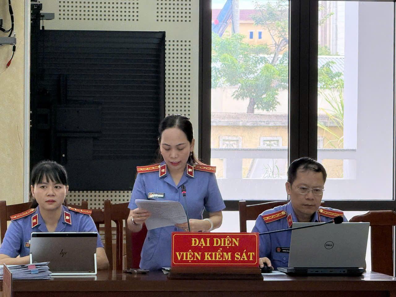 Đại diện Viện KSND tỉnh Quảng Trị công bố Cáo trạng. (Ảnh: Minh Phương)
