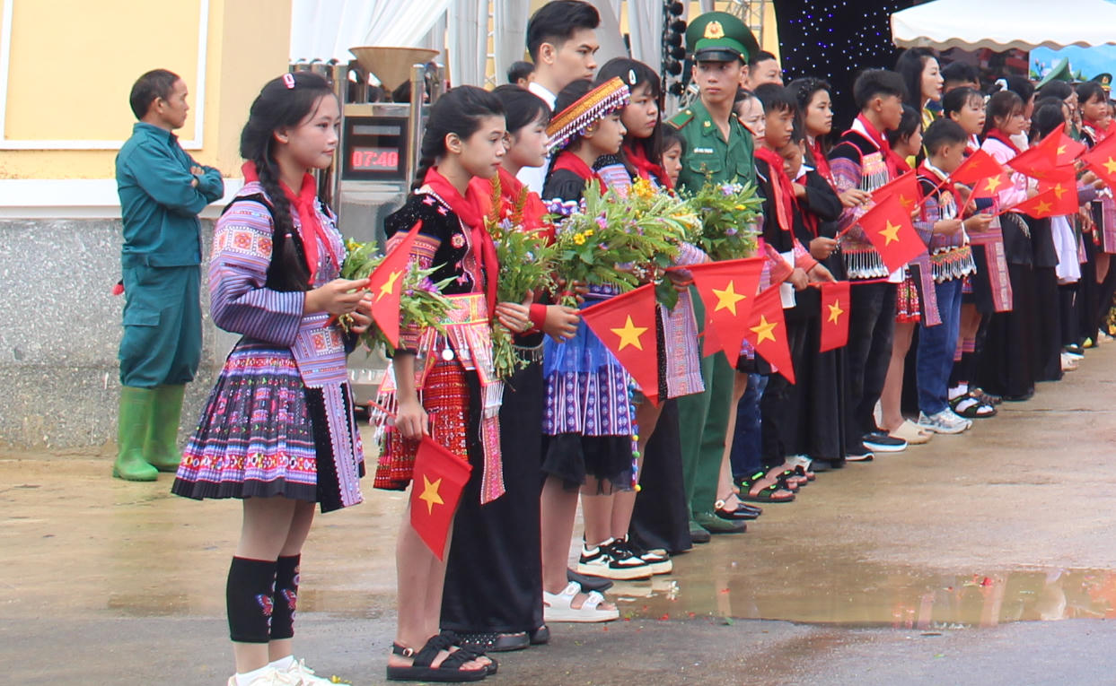 Các em học sinh cầm những bó hoa rừng trên tay, xếp hàng chờ tặng đại biểu tại lễ khánh thành Trường Phổ thông nội trú Tiểu học và THCS Yên Sơn (Ảnh: QĐ).